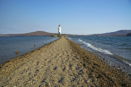 在海填补到灯塔去 ，海海滩线中间这条路