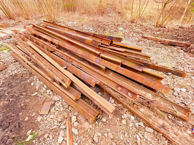 封闭火车站的钢轨库存.金属材料正在等待运输到钢厂进行回收照片