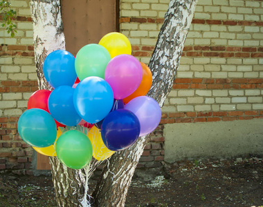 五颜六色的气球与快乐庆祝晚会背景