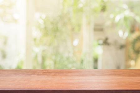 木板空表顶部上的模糊背景。在咖啡厅背景模糊视角棕色木表可用于模拟苹果蒙太奇产品显示或设计关键的视觉布局