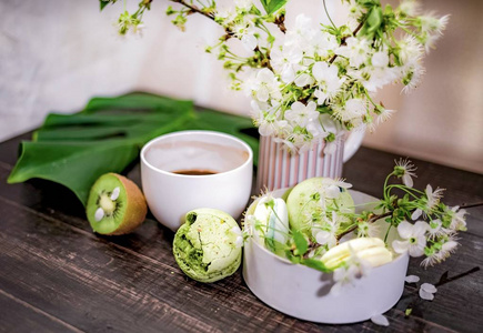 喝杯咖啡或一杯茶的木桌上的绿色食品
