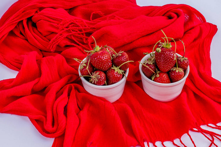 白瓷中的有机成熟草莓