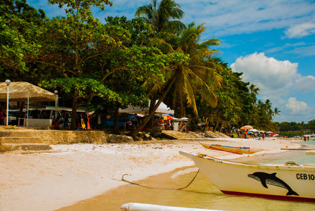 小船在砂劳海滩热带白色的沙滩。薄荷岛岛。菲律宾