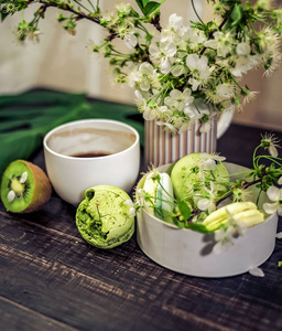 喝杯咖啡或一杯茶的木桌上的绿色食品