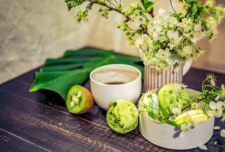 喝杯咖啡或一杯茶的木桌上的绿色食品