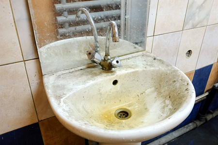 脏的钙化和生锈的厨房混合水龙头,特写盥洗台上的旧的生锈的脏水龙头