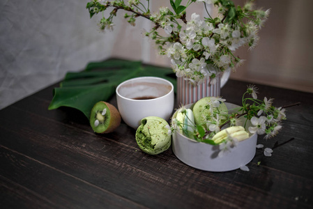 喝杯咖啡或一杯茶的木桌上的绿色食品