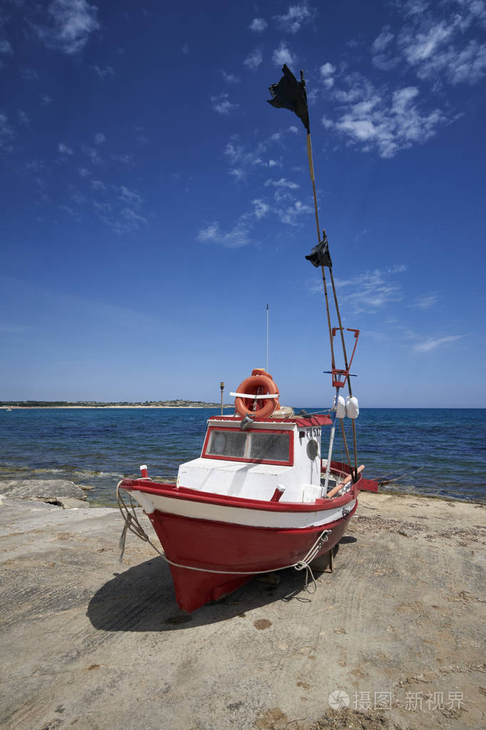 意大利的西西里岛,地中海,sampieri (古沙省);木质小渔船的船靠岸