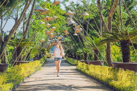 年轻女子旅游和越南的帽子