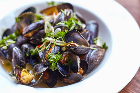 新鲜的牡蛎沙拉图片