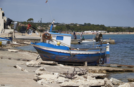 意大利的西西里岛，地中海，Sampieri 古沙省木制渔船的船靠岸