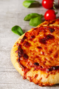 迷你玛格丽塔披萨。意大利食品。简单的背景。快餐食品