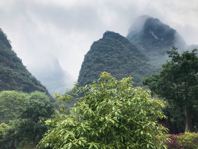 阳朔绿山上的灰色云