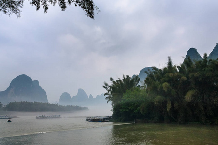 兴平附近河上的薄雾中的乘客潮图片