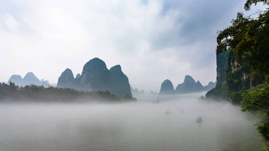 兴平附近河上的雾全景