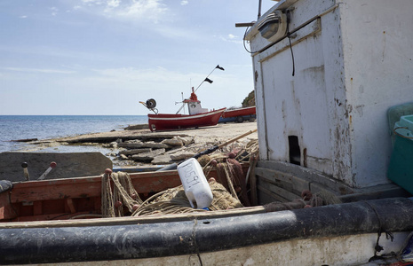 意大利的西西里岛，地中海，Sampieri 古沙省木质渔船上岸