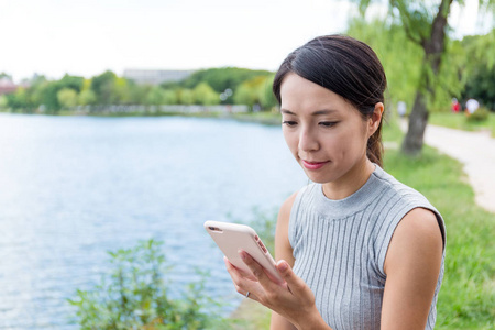 女人在公园中使用手机