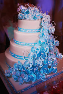惊人的兰花装饰婚礼蛋糕