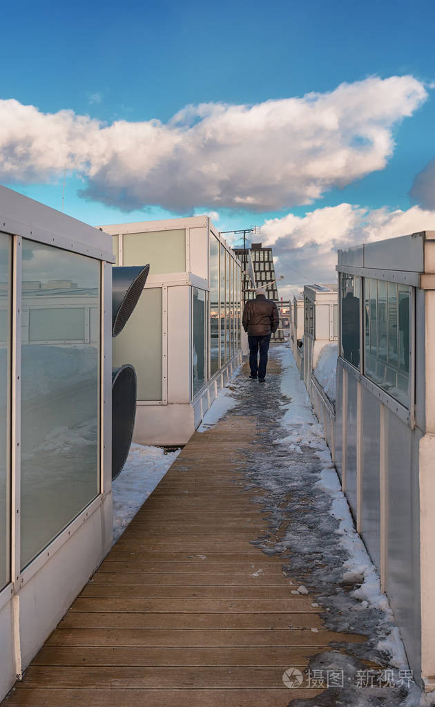 冬天, 一个人在现代化的节能屋顶上