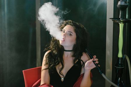 阿拉伯水烟壶的女孩照片