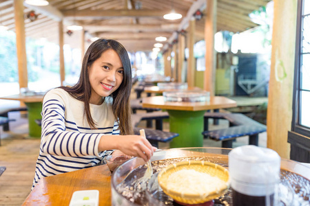 有著名日本面条粘在一起的女人