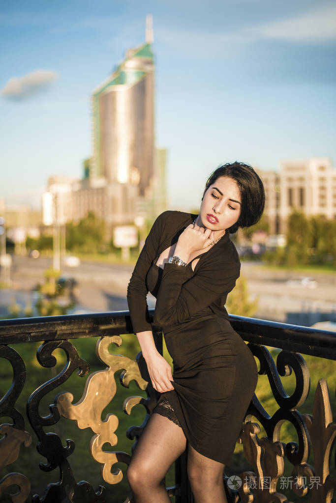 美丽的女人在城市里摆姿势哈萨克斯坦