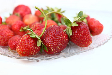 多汁的草莓，在白色背景上的盘子