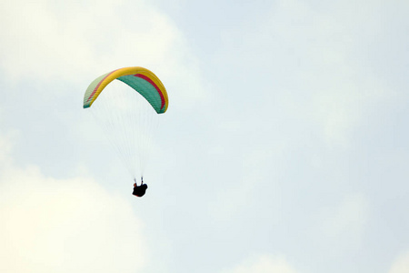 在晴朗的蓝天上滑翔伞
