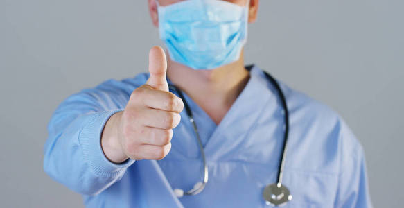 医生或外科医生在医用口罩 呼吸器 听诊器，在医院或诊所的一幅画像。概念 第一医疗帮助，以帮助治疗人 行动 医生 心