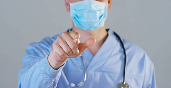 医生或外科医生在医用口罩 呼吸器 听诊器，在医院或诊所的一幅画像。概念 第一医疗帮助，以帮助治疗人 行动 医生 心