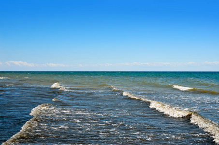 海浪冲刷清洁海滩贝壳做成。野生的海滩上的景观。在夏天海