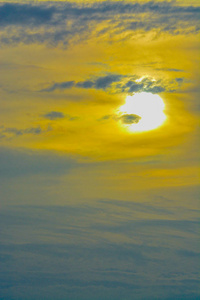 太阳上空和周围的云的抽象形成和纹理。在佛罗里达州的墨西哥湾之上