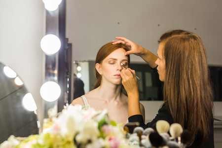 化妆师工作对她的朋友.真实的人照片
