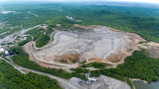 查看在表面矿山采石场采石场.在建材加工厂的鸟瞰图.