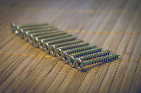 在一排椅子上的螺丝照片