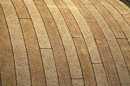 砖在西斯拉戈街伦巴第意大利瓦雷斯抽象的人行道上，有一条曲线和大理石