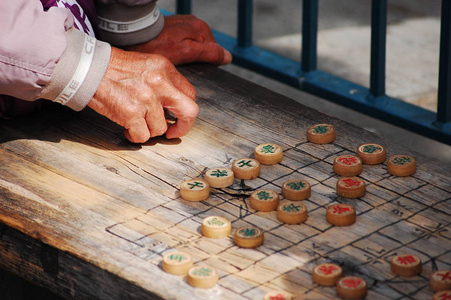 中国人在公园里玩棋盘游戏图片