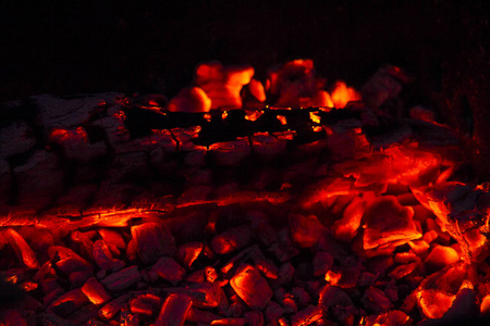 燃烧着的木柴在壁炉里