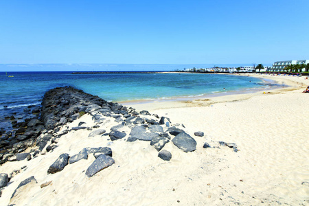 西班牙白海岸兰扎罗特海滩石水和夏天