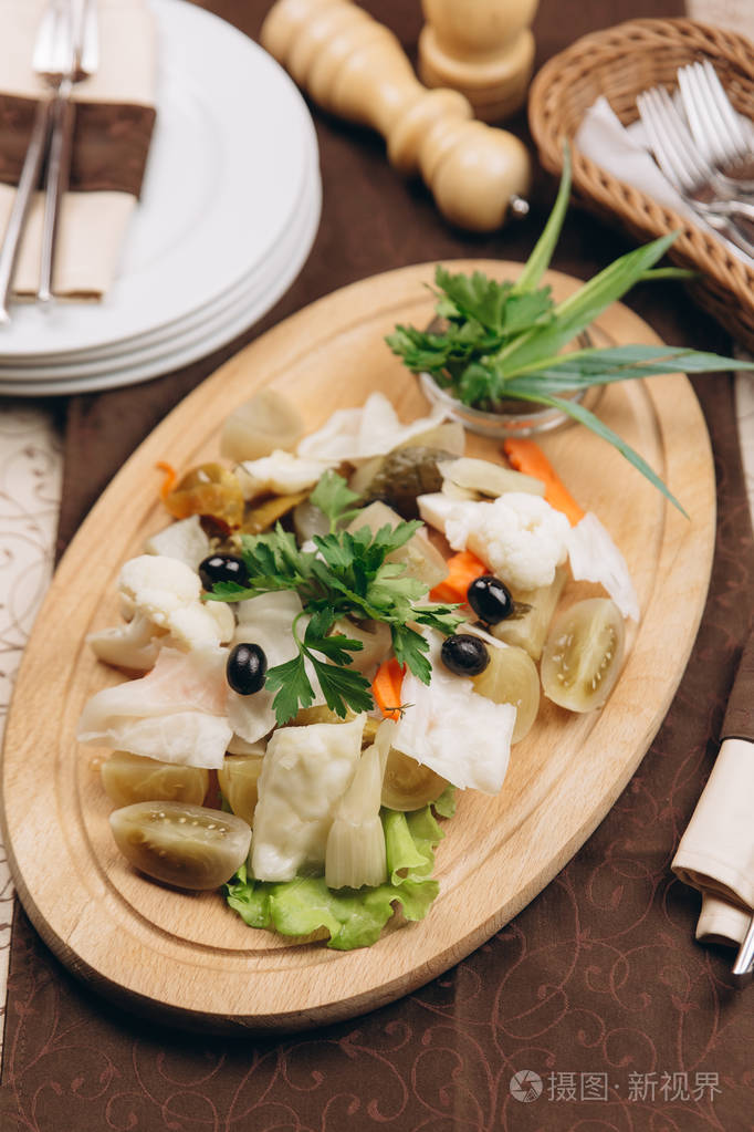 蔬菜沙拉配橄榄
