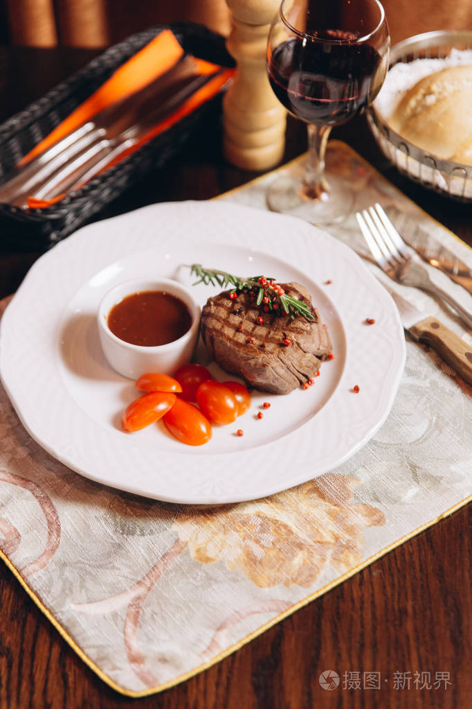 烤的牛肉牛排配番茄