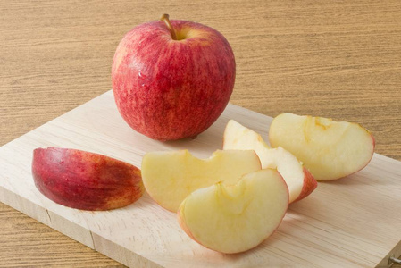 在木菜板上新鲜熟透的红苹果