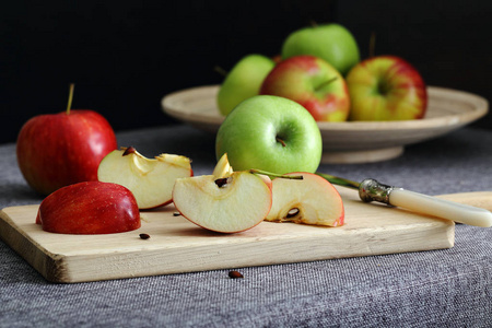 在木板和板上的苹果