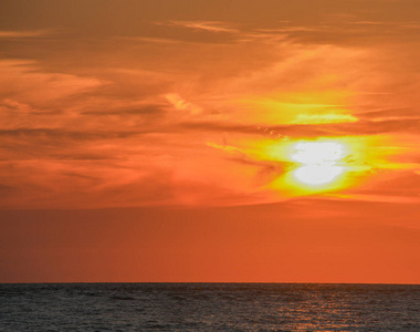 印第安岩滩上美国佛罗里达州的墨西哥湾的夕阳