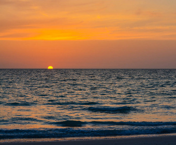 印第安岩滩上美国佛罗里达州的墨西哥湾的夕阳