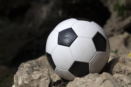 足球和黑石头图片