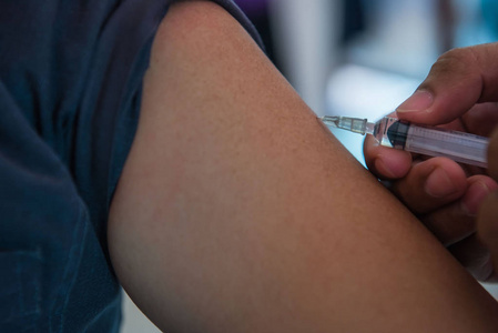 医生在医院里的注射器注射患者的特写用注射器准备给一个害怕病人打针