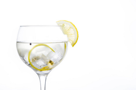 Glass 的杜松子酒补加柠檬白色背景上