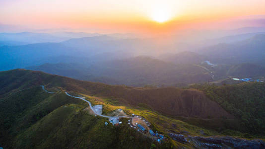 一条小土路到边境附近的山顶上