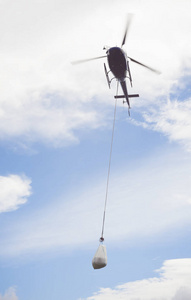 直升飞机携带沙子图片
